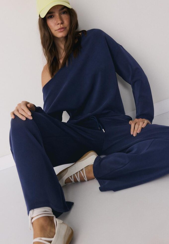 Mikina s odhalenými rameny a jemným povrchem na dotek