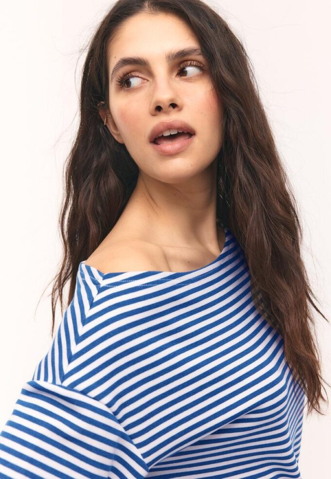 Mikina s odhalenými rameny a jemným povrchem na dotek