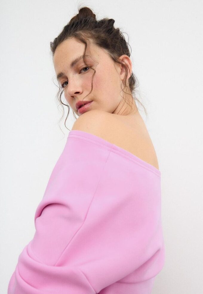 Mikina s odhalenými rameny a jemným povrchem na dotek