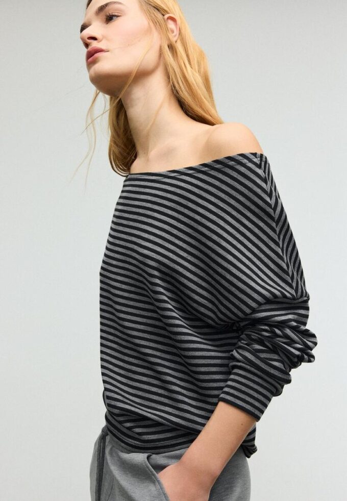 Mikina s odhalenými rameny a jemným povrchem na dotek