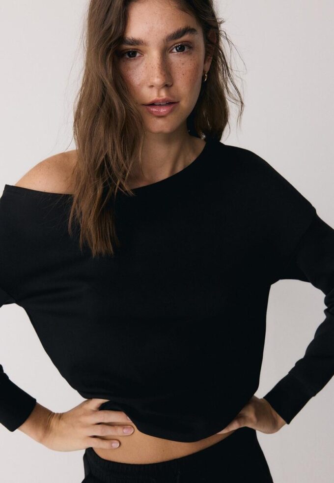 Mikina s odhalenými rameny a jemným povrchem na dotek