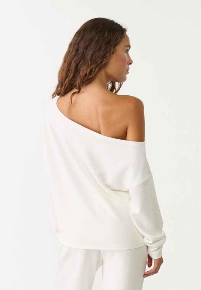 Mikina s odhalenými rameny a jemným povrchem na dotek