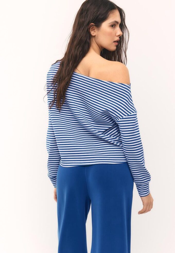 Mikina s odhalenými rameny a jemným povrchem na dotek