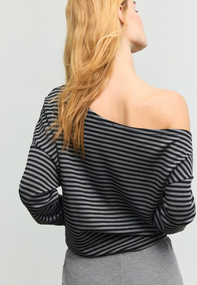 Mikina s odhalenými rameny a jemným povrchem na dotek