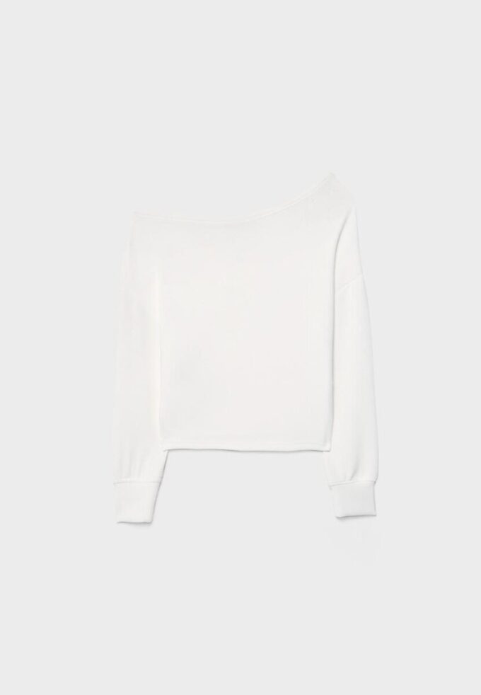 Mikina s odhalenými rameny a jemným povrchem na dotek