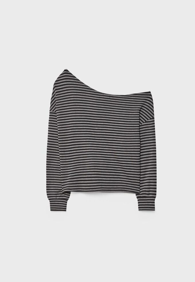 Mikina s odhalenými rameny a jemným povrchem na dotek