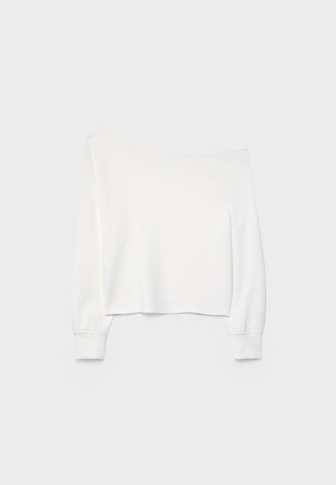 Mikina s odhalenými rameny a jemným povrchem na dotek