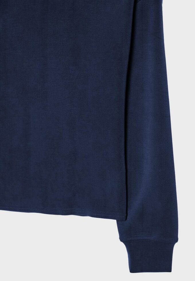 Mikina s odhalenými rameny a jemným povrchem na dotek