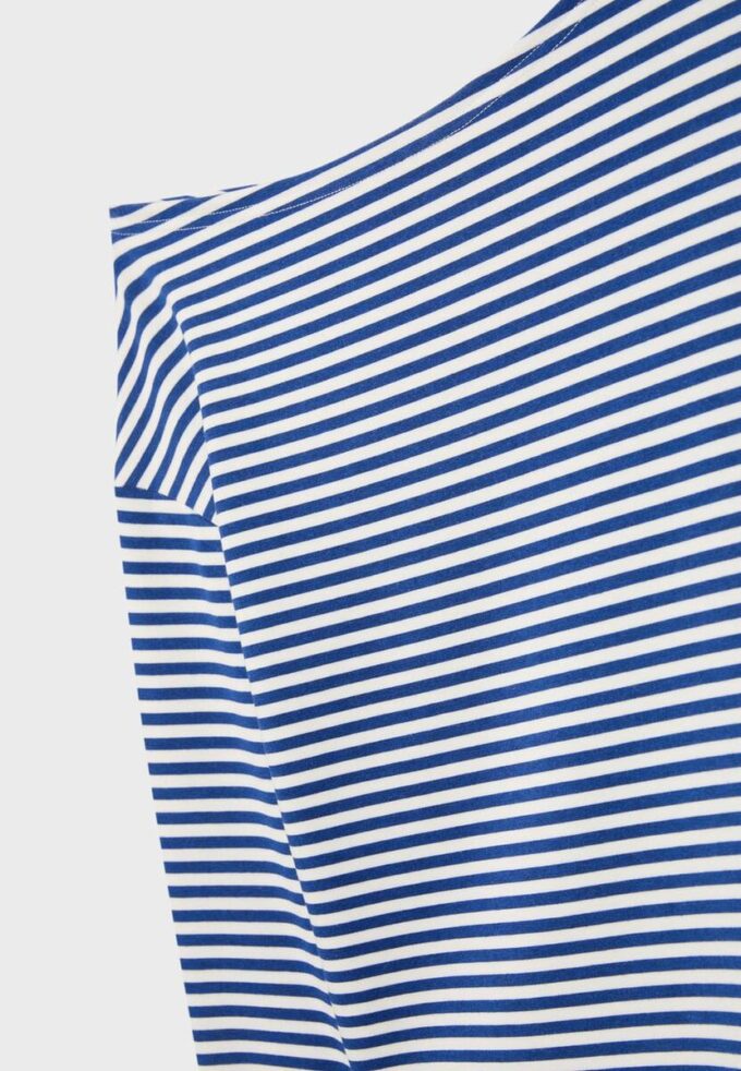 Mikina s odhalenými rameny a jemným povrchem na dotek