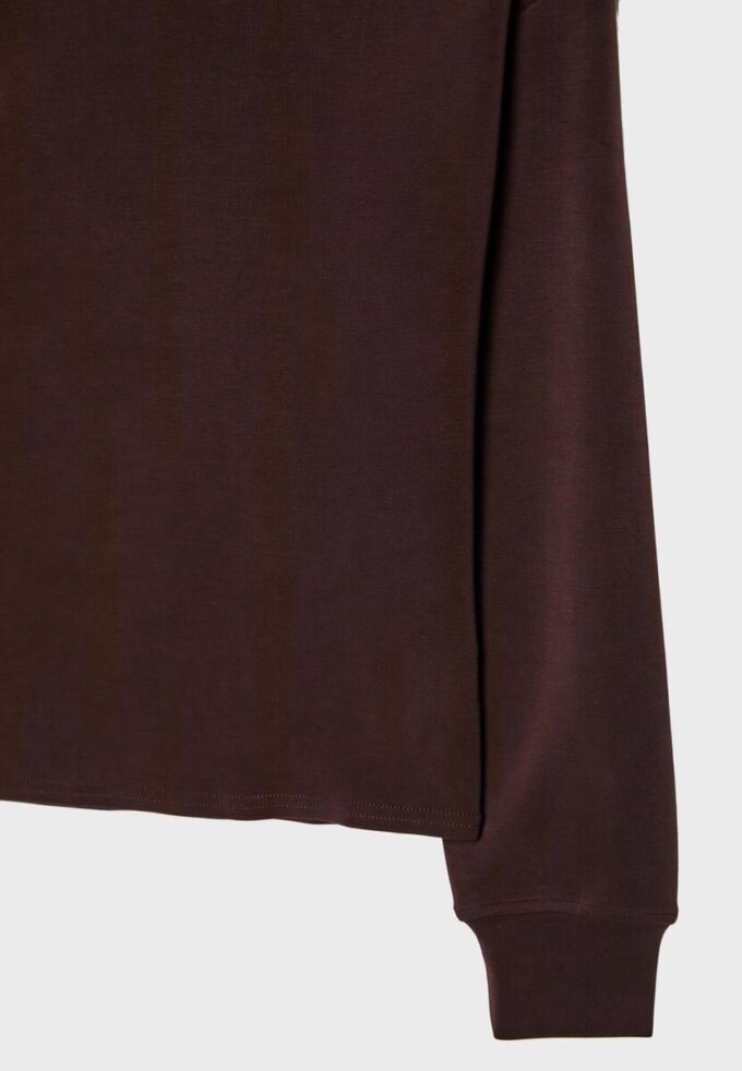 Mikina s odhalenými rameny a jemným povrchem na dotek