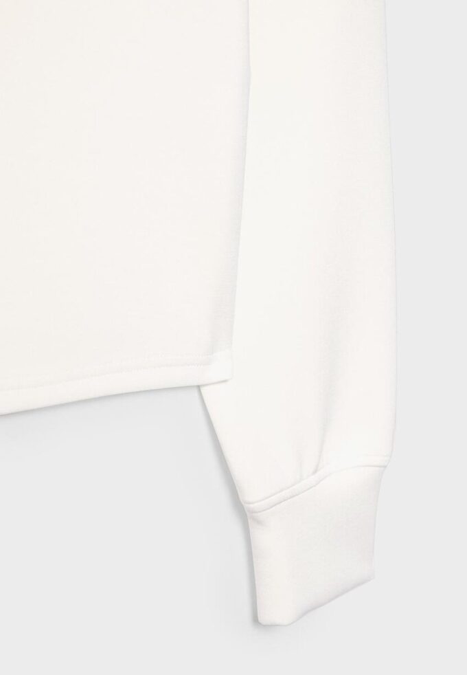 Mikina s odhalenými rameny a jemným povrchem na dotek