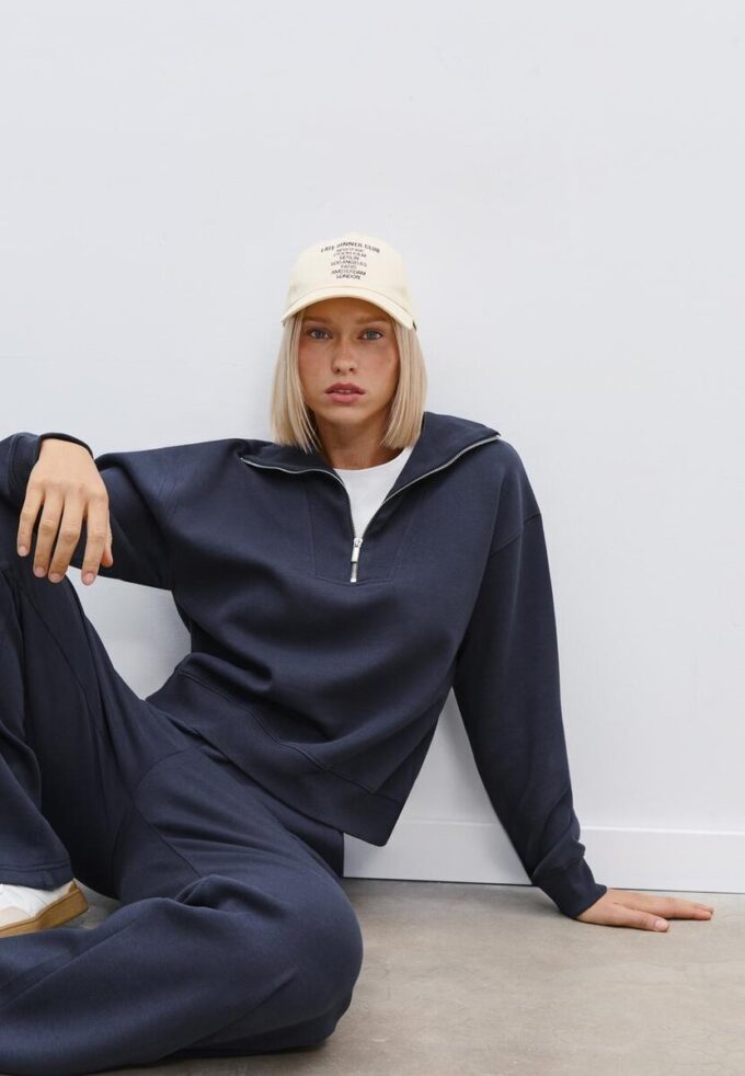 Mikina s vysokým límcem a zipem Mikina s vysokým límcem a zipem