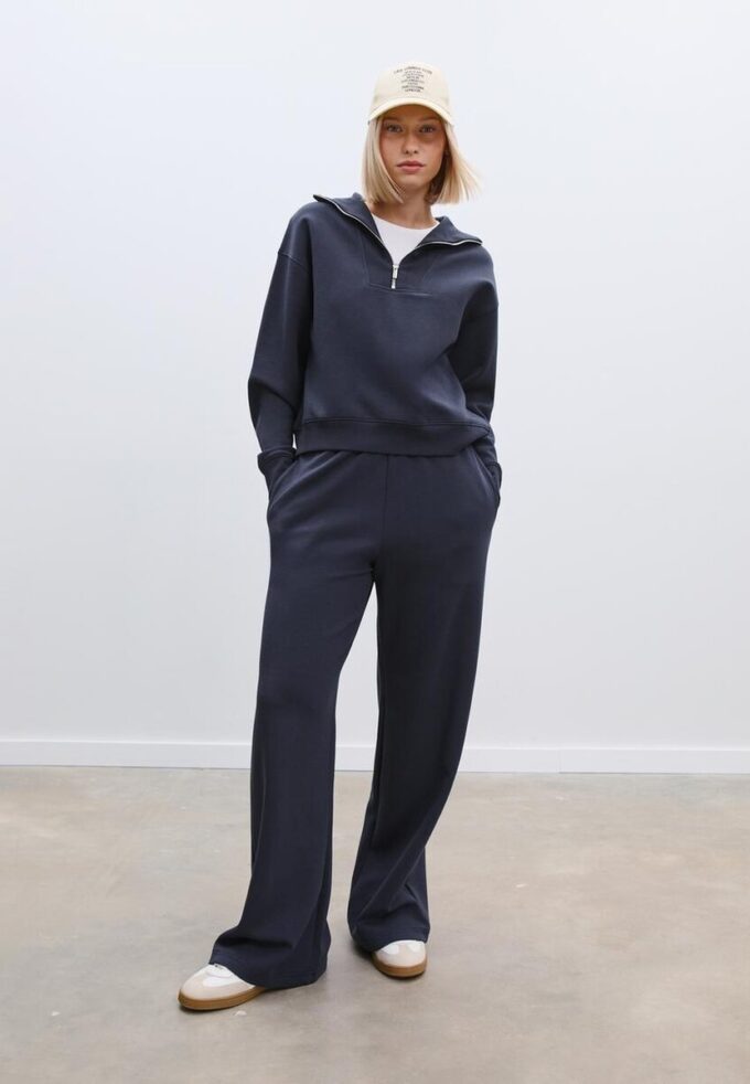 Mikina s vysokým límcem a zipem Mikina s vysokým límcem a zipem