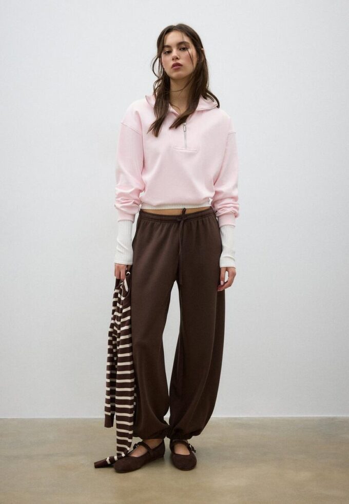 Mikina s vysokým límcem a zipem Mikina s vysokým límcem a zipem