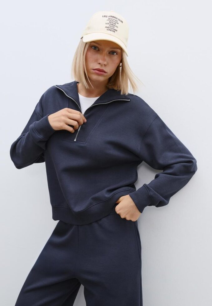 Mikina s vysokým límcem a zipem Mikina s vysokým límcem a zipem