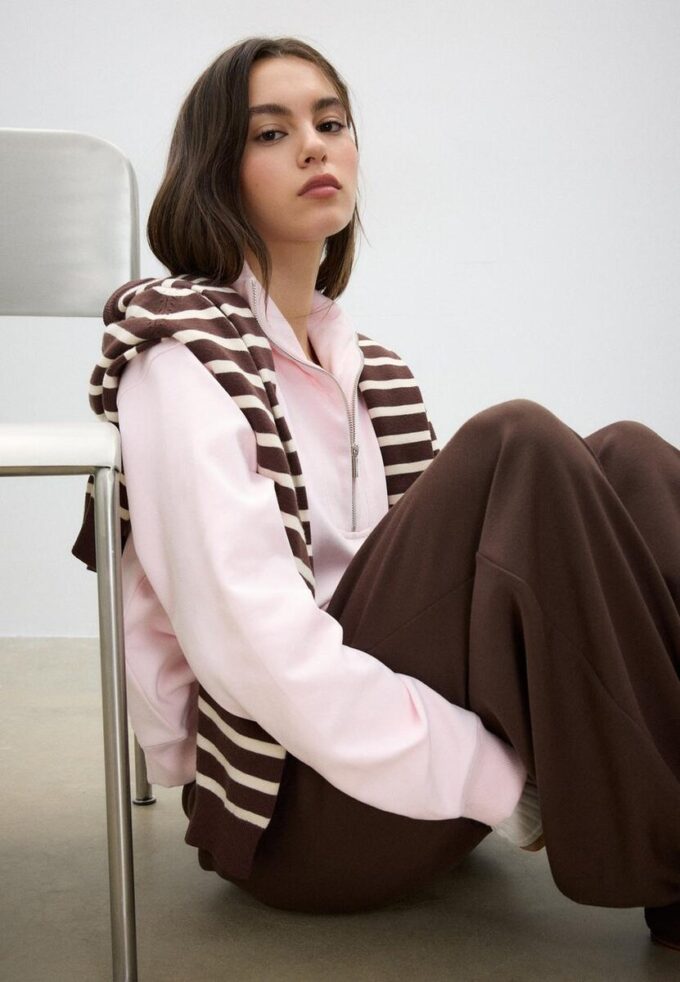 Mikina s vysokým límcem a zipem Mikina s vysokým límcem a zipem