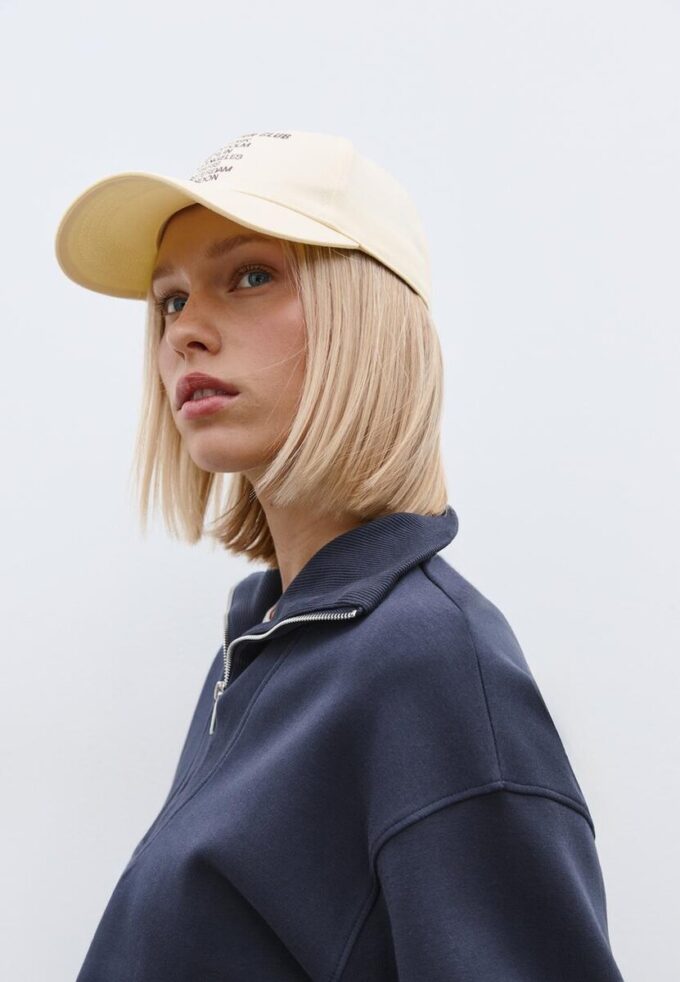 Mikina s vysokým límcem a zipem Mikina s vysokým límcem a zipem