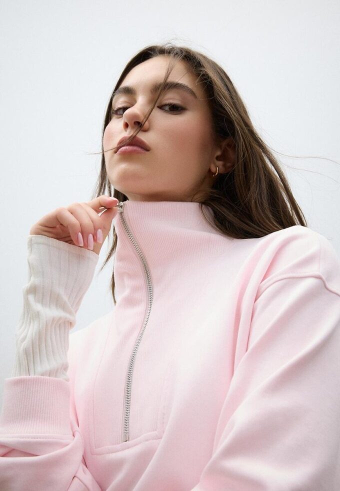 Mikina s vysokým límcem a zipem Mikina s vysokým límcem a zipem