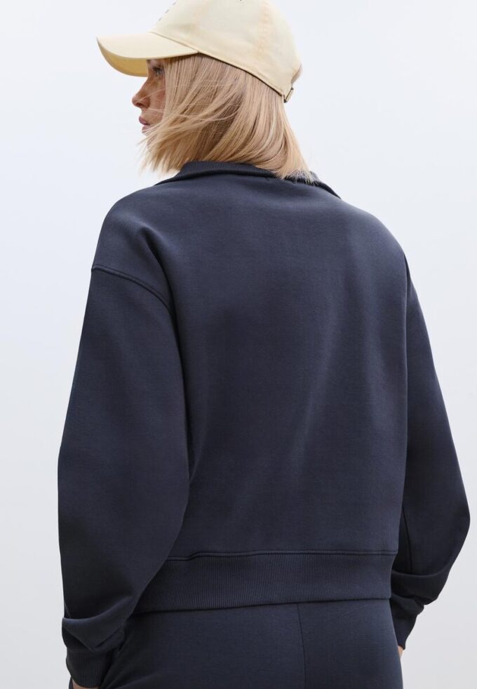 Mikina s vysokým límcem a zipem Mikina s vysokým límcem a zipem