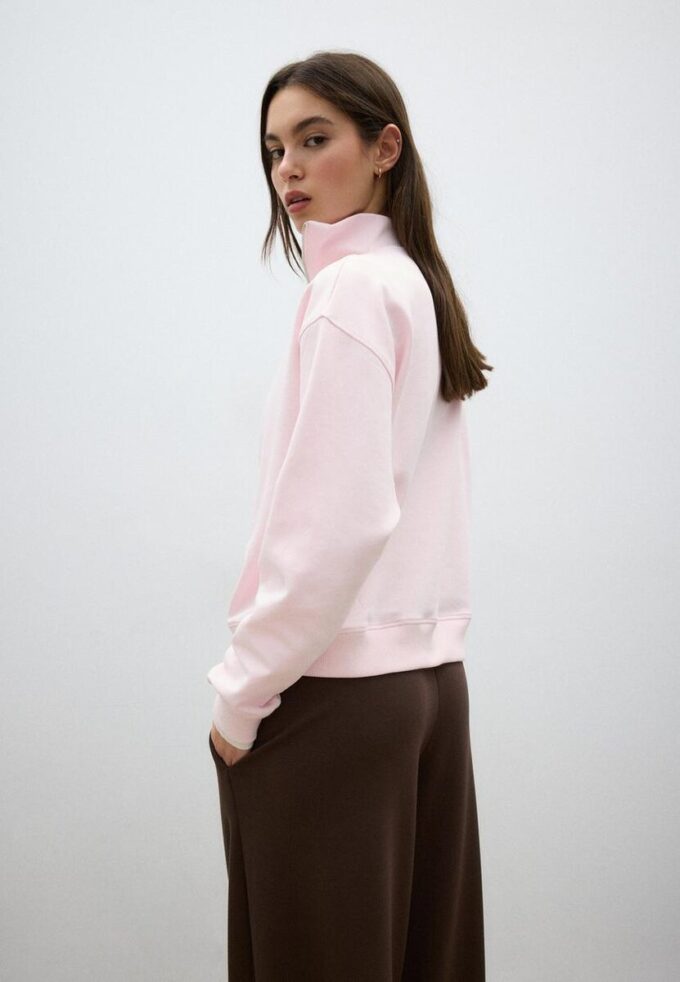 Mikina s vysokým límcem a zipem Mikina s vysokým límcem a zipem