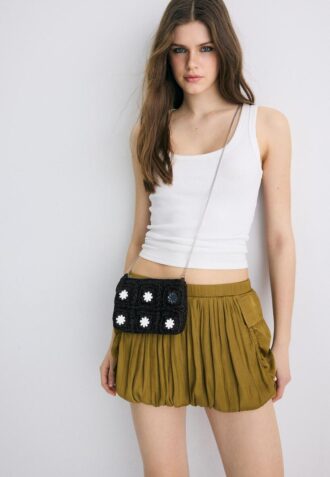 Mini háčkovaná kabelka přes rameno s zrcátky Mini háčkovaná kabelka přes rameno s zrcátky