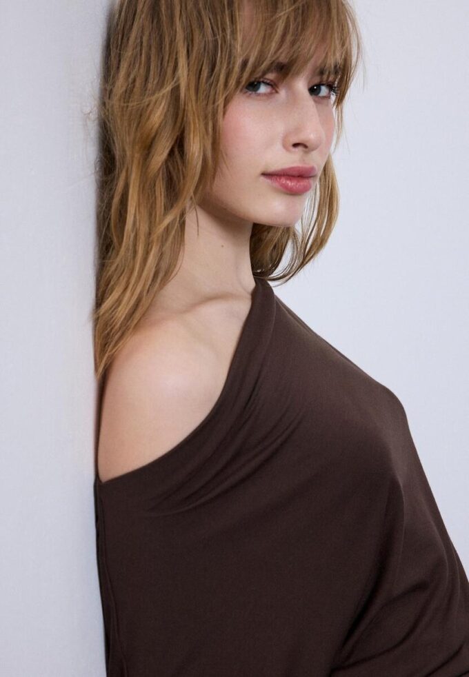 Modalové asymetrické tričko