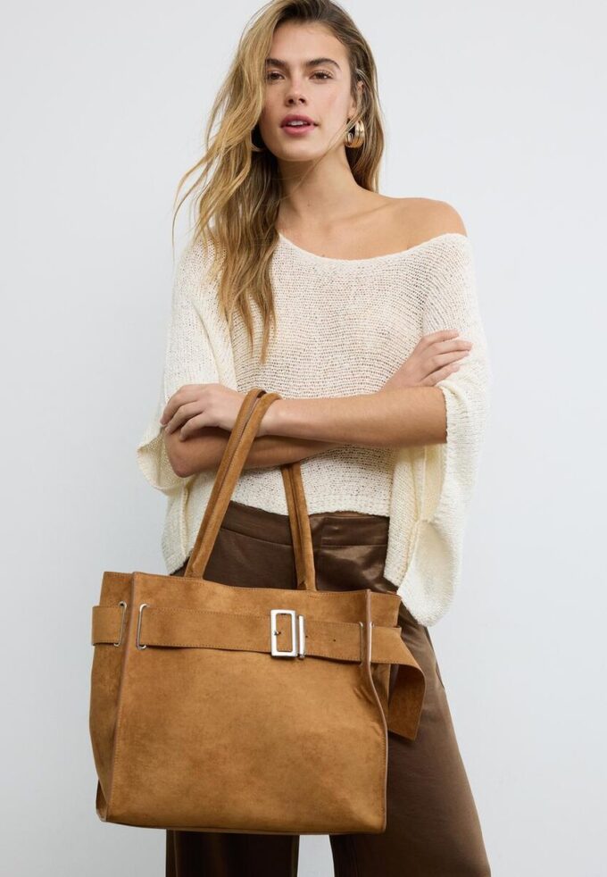 Městská nákupní taška s detailem v podobě spony