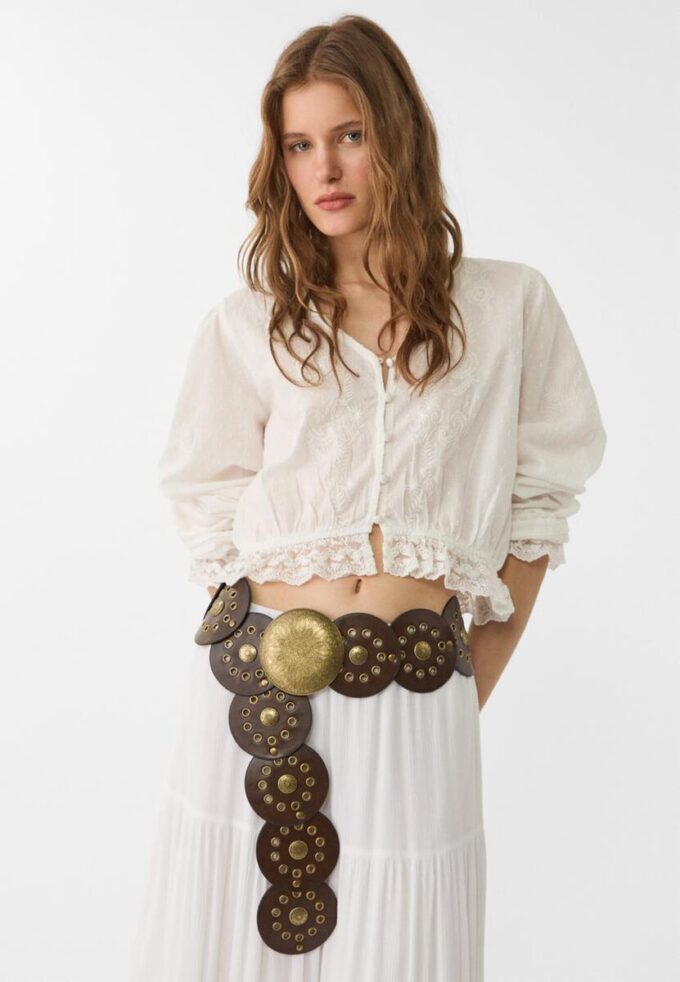 Opasek s cvočky a plaketou