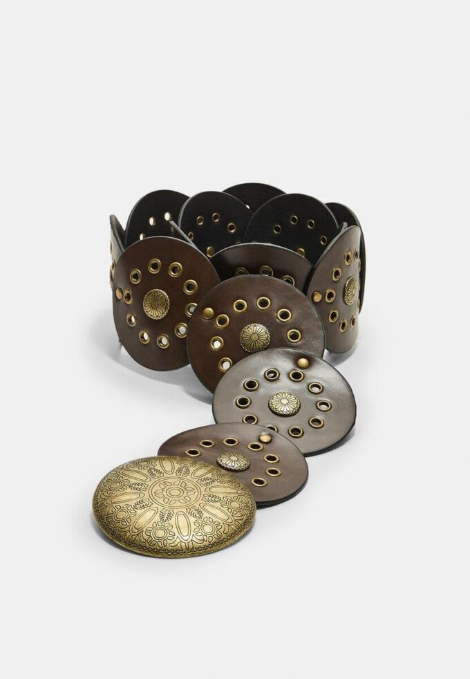 Opasek s cvočky a plaketou