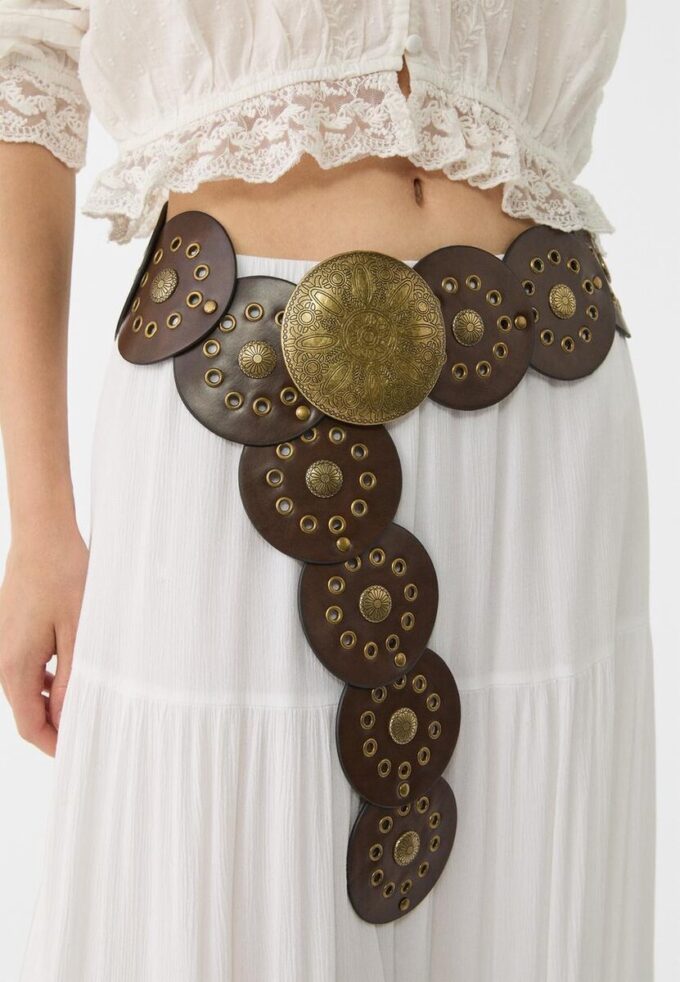 Opasek s cvočky a plaketou