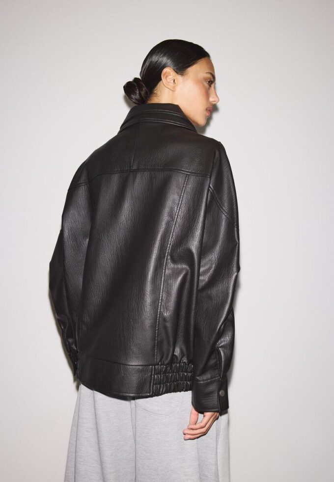 Oversize bunda z umělé kůže s klopami Oversize bunda z umělé kůže s klopami