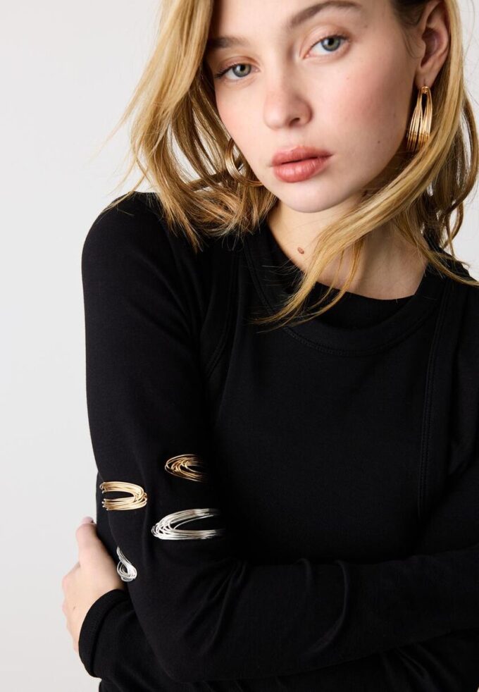 Pevný náramek s vícebarevnými kovovými nitěmi