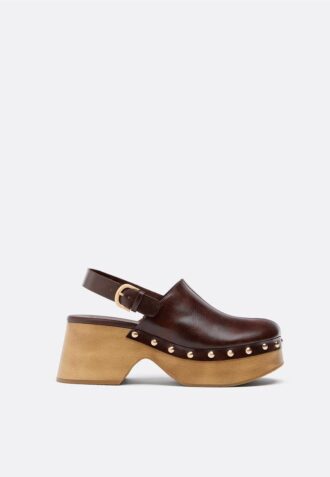 Platformové dřeváky s cvočky