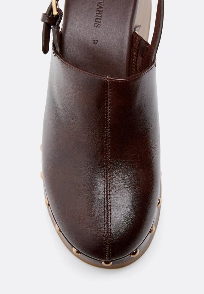 Platformové dřeváky s cvočky