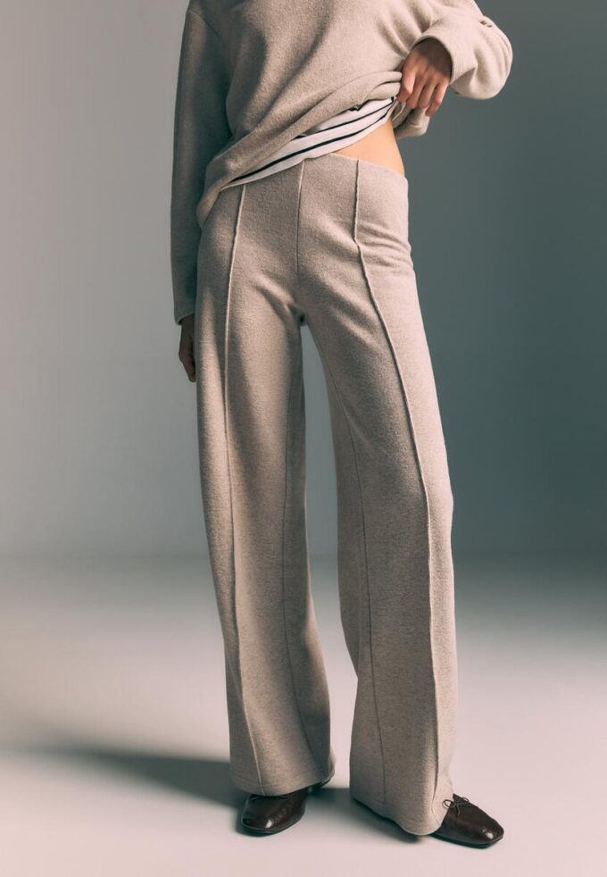 Pletené kalhoty s detailem švu Pletené kalhoty s detailem švu