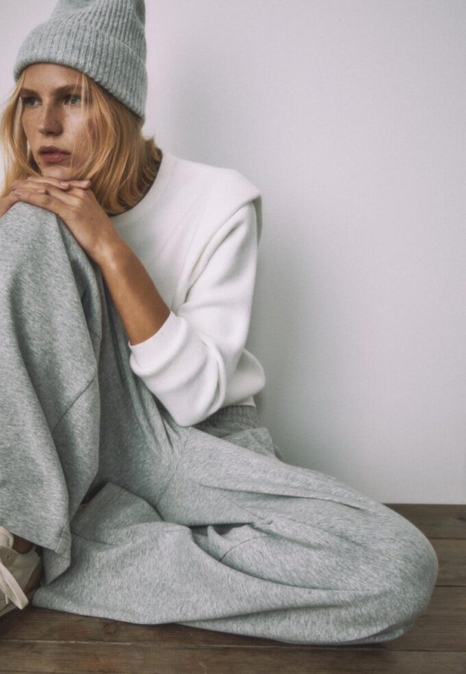 Pletený svetr s vycpávkami na ramenou