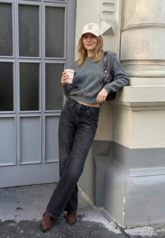 Pletený svetr s vycpávkami na ramenou