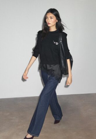 Pletený svetr s vycpávkami na ramenou