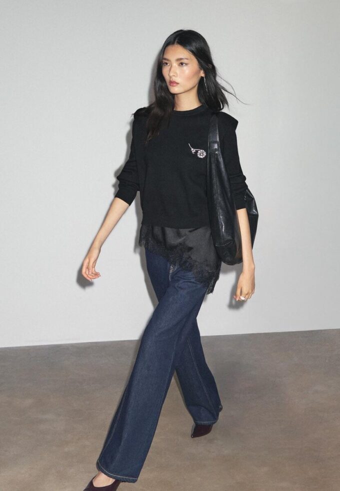 Pletený svetr s vycpávkami na ramenou