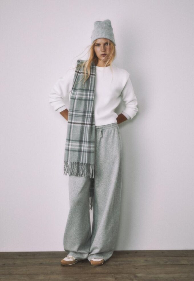 Pletený svetr s vycpávkami na ramenou