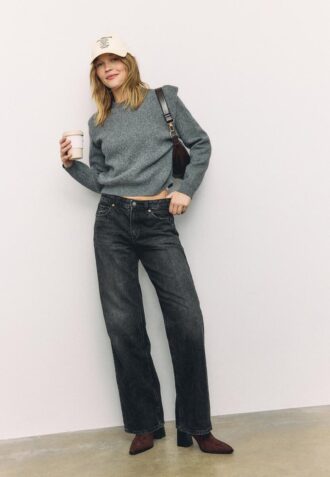 Pletený svetr s vycpávkami na ramenou