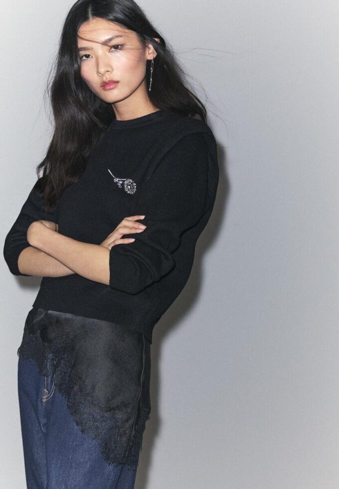 Pletený svetr s vycpávkami na ramenou