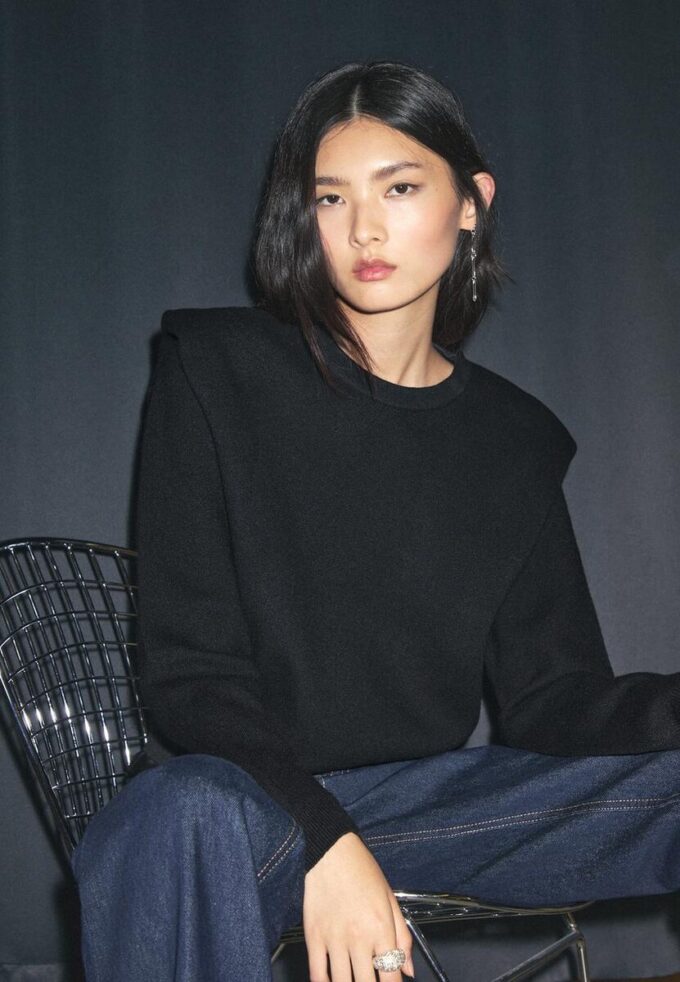 Pletený svetr s vycpávkami na ramenou