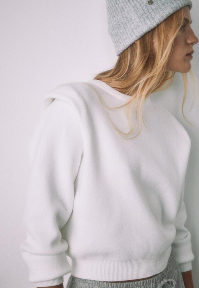 Pletený svetr s vycpávkami na ramenou