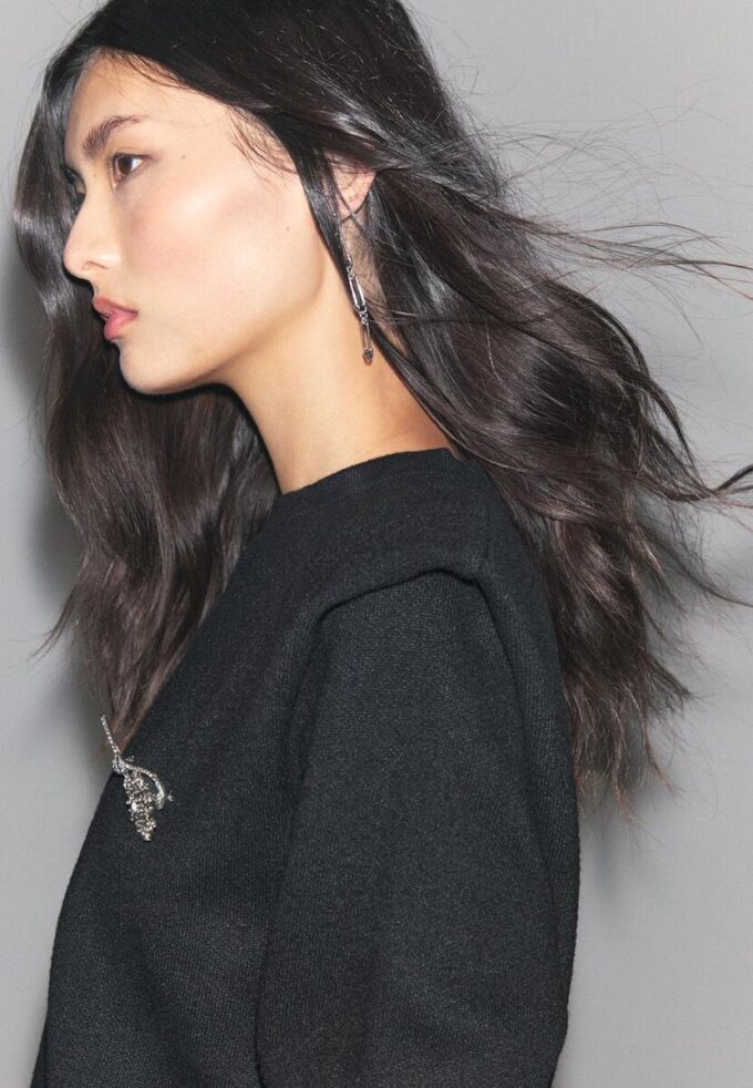 Pletený svetr s vycpávkami na ramenou