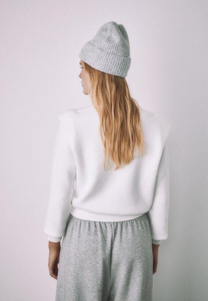 Pletený svetr s vycpávkami na ramenou