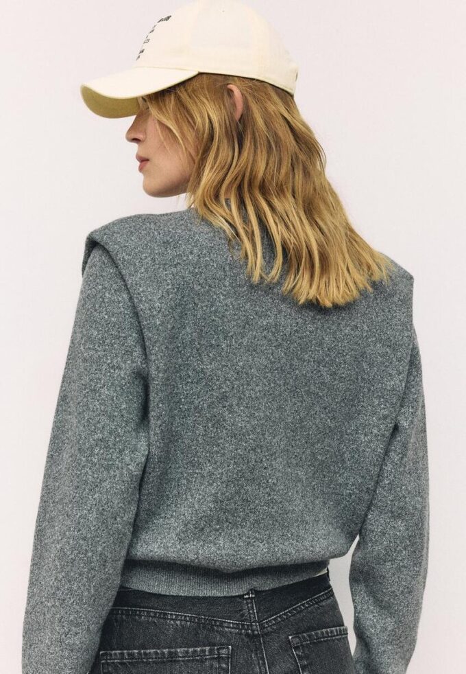 Pletený svetr s vycpávkami na ramenou