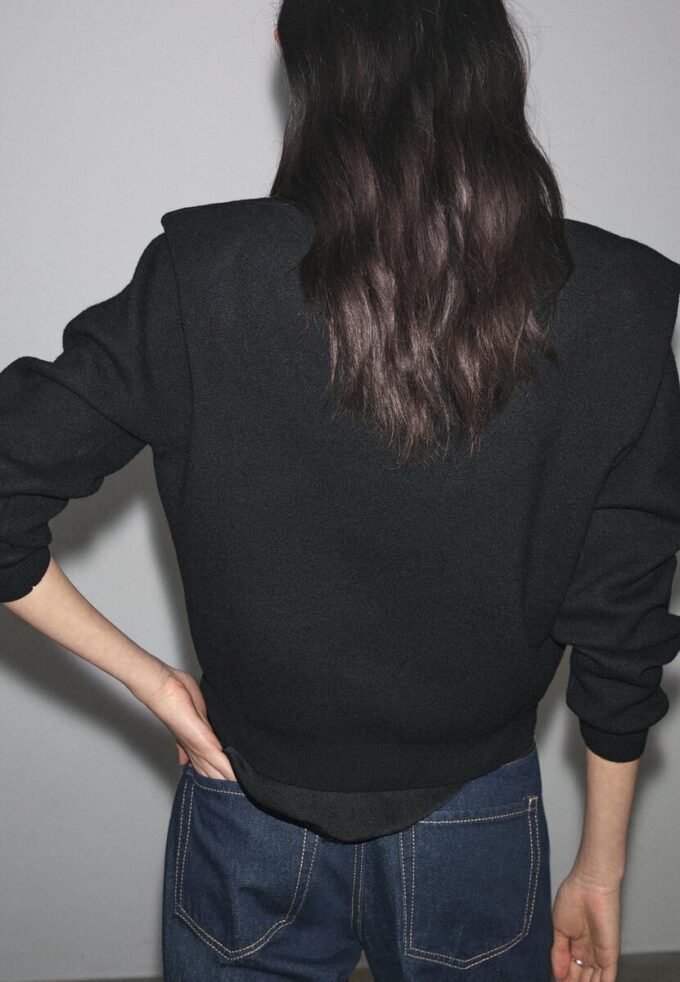 Pletený svetr s vycpávkami na ramenou