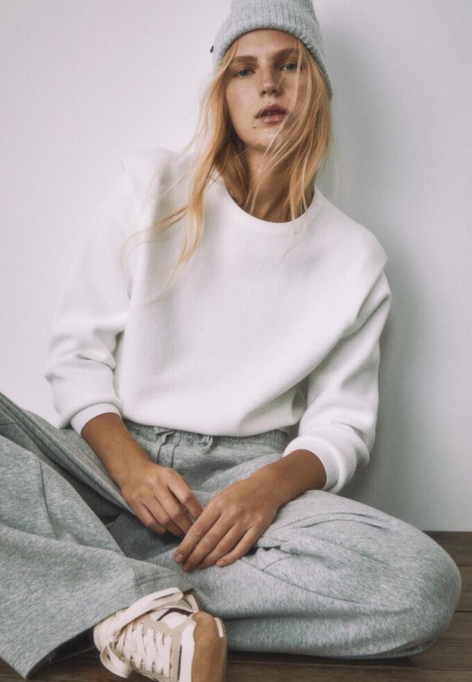 Pletený svetr s vycpávkami na ramenou