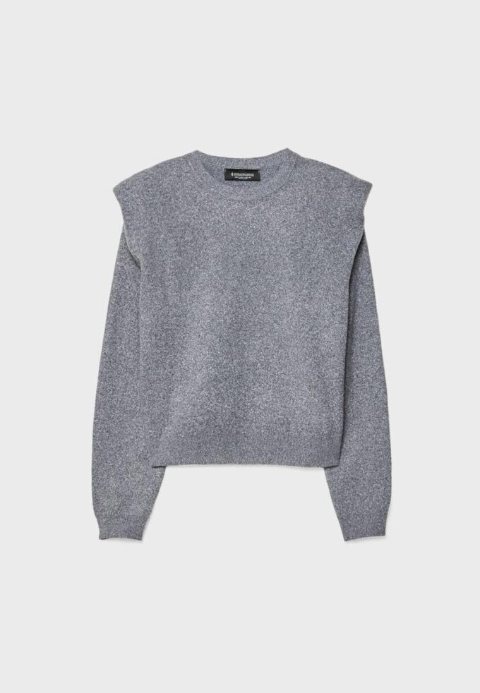 Pletený svetr s vycpávkami na ramenou